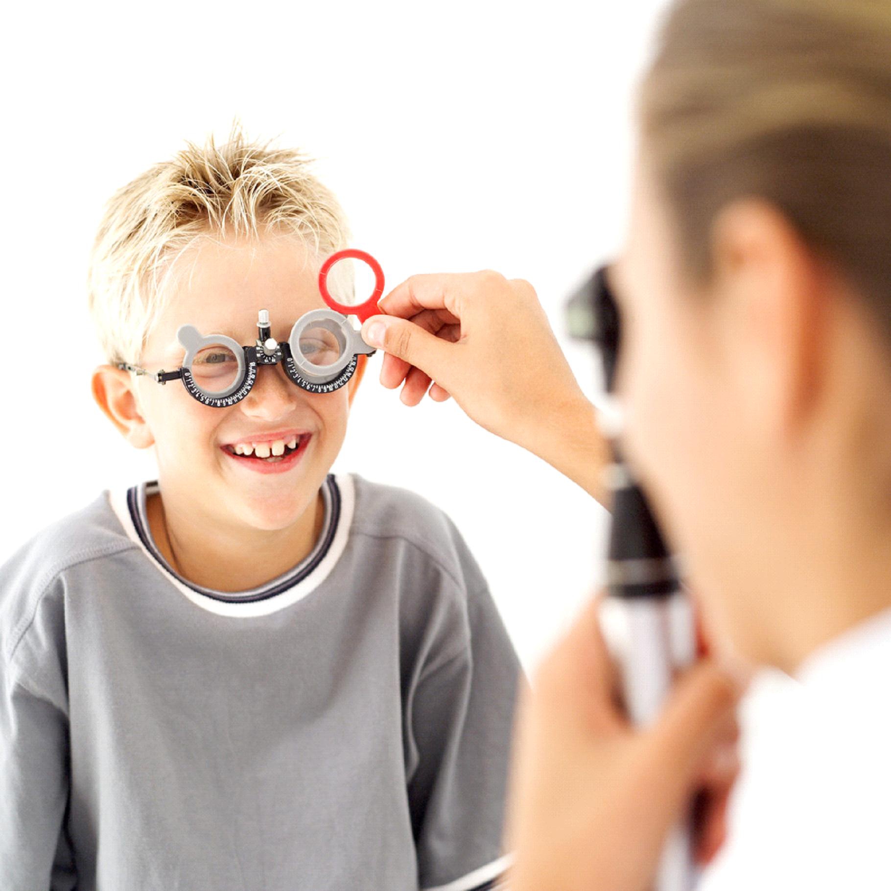 У ребенка зрение 1 5. Дети в очках. Нарушение зрения. Очки для детей для зрения. Очки для дальнозоркости.