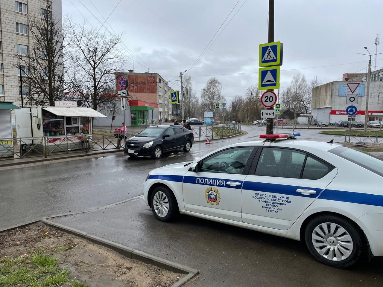 Водитель сбил женщину с коляской на пешеходном переходе в Костроме -  Новости44