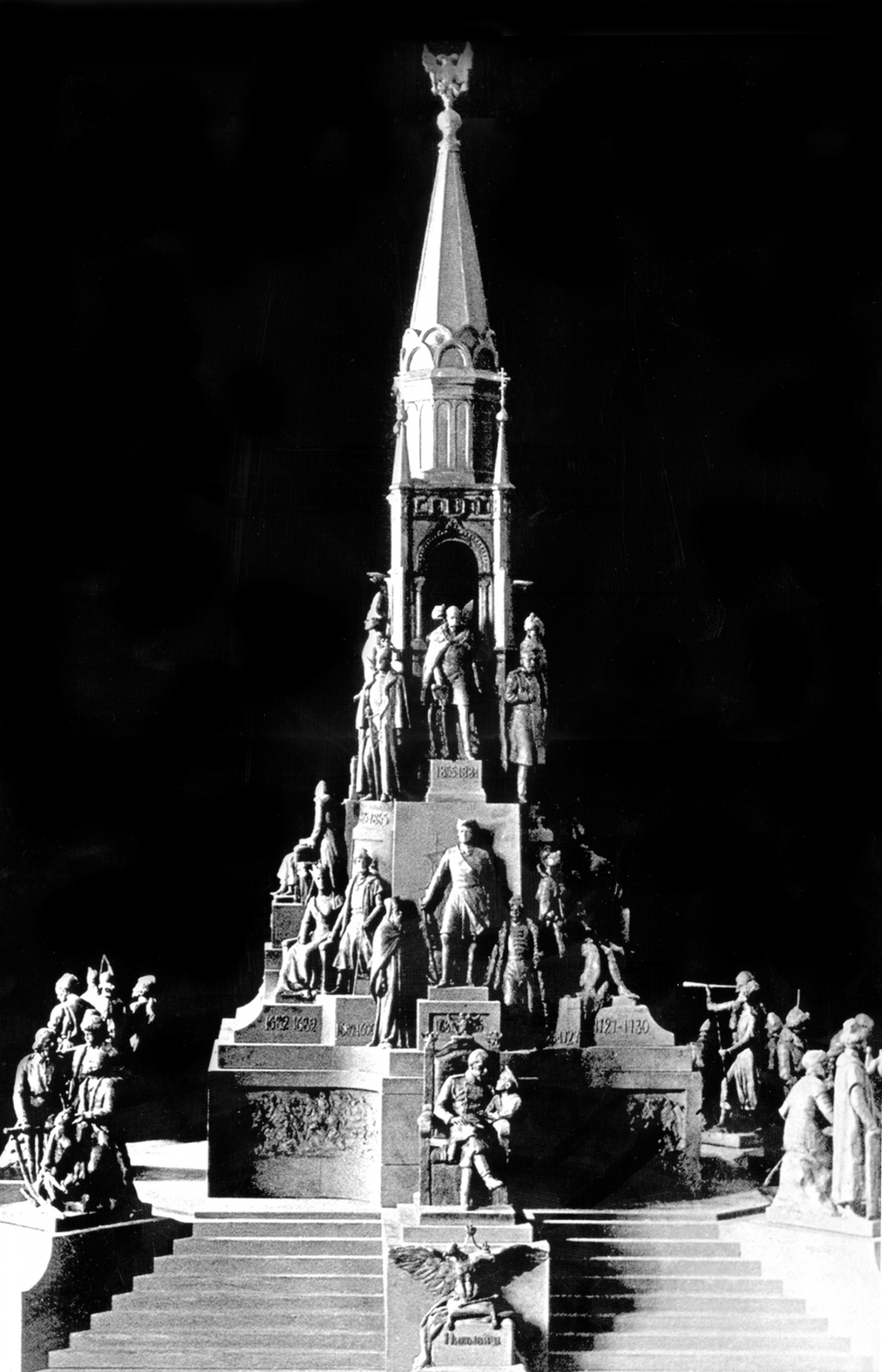 Памятник 300-летию Дома Романовых в Костроме