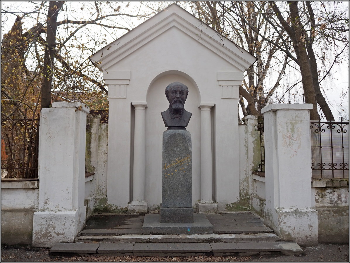 Памятник Алексею Феофилактовичу Писемскому в Костроме