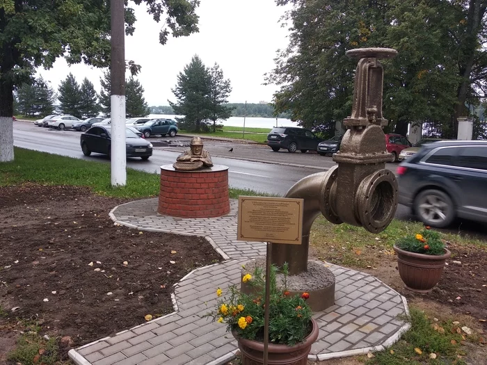 Памятник водопроводчику в Костроме
