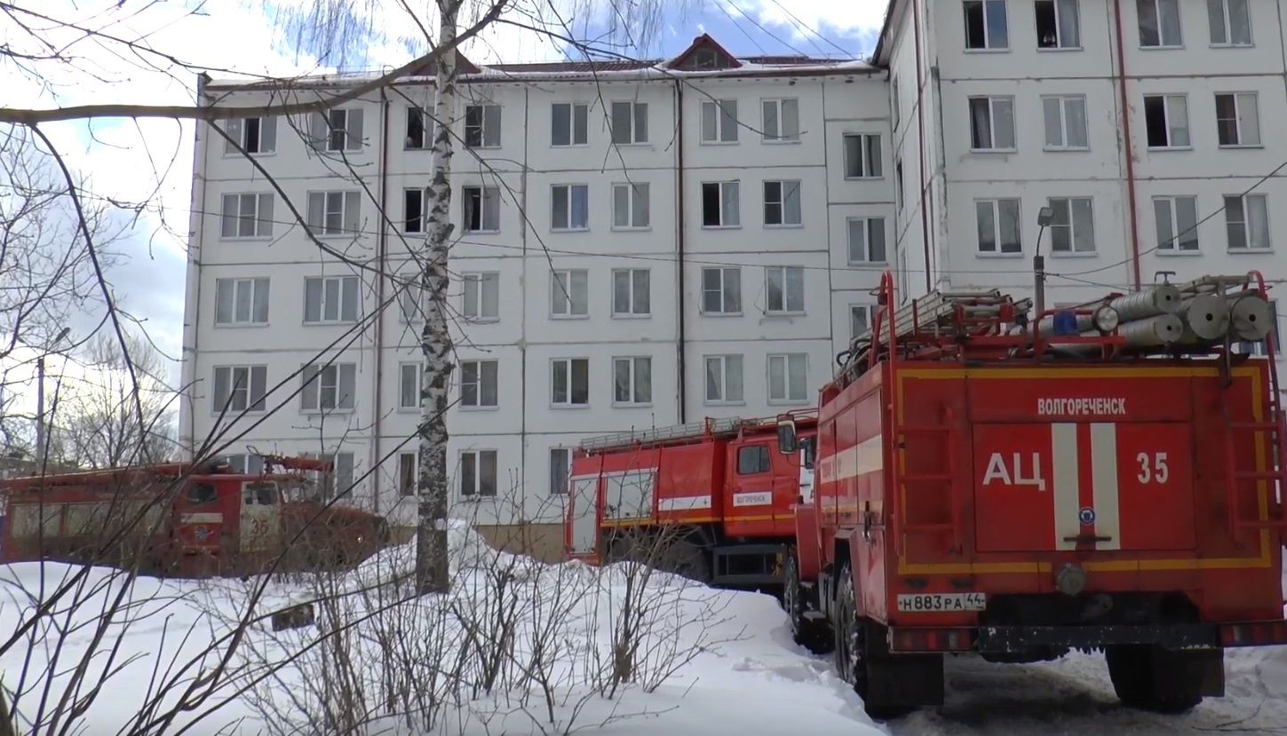 Двадцать девять человек вывели из горящего многоквартирного дома в  Волгореченске - Новости44